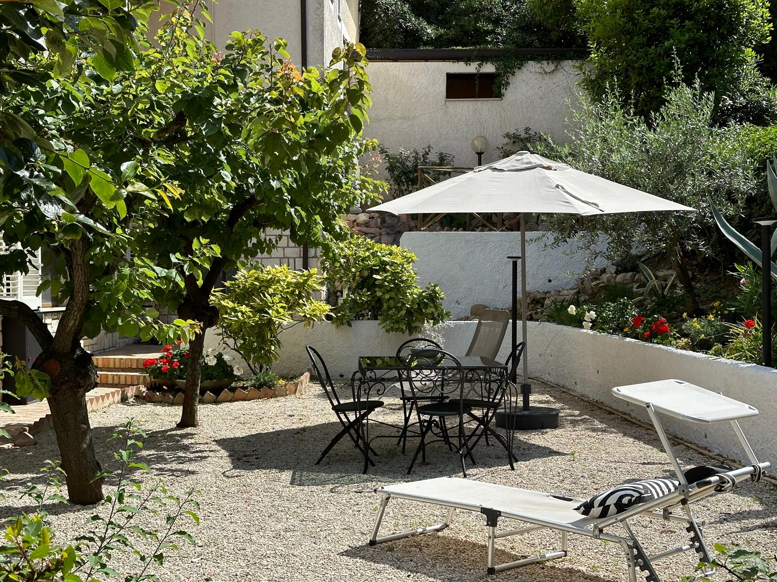 Zona giardino con sdraie prendisole